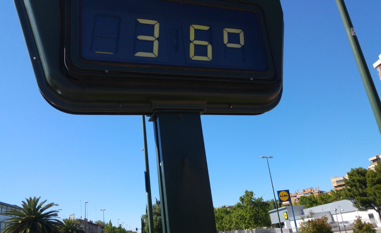 Un termómetro callejero marca los 36 grados en Zaragoza. 