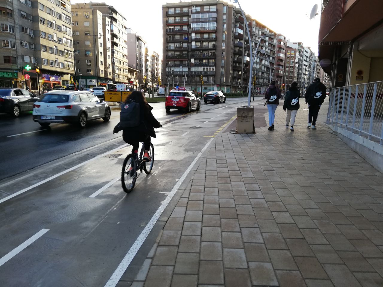 Carril bici a la altura de avenida de Madrid con el inicio de Navarra. 