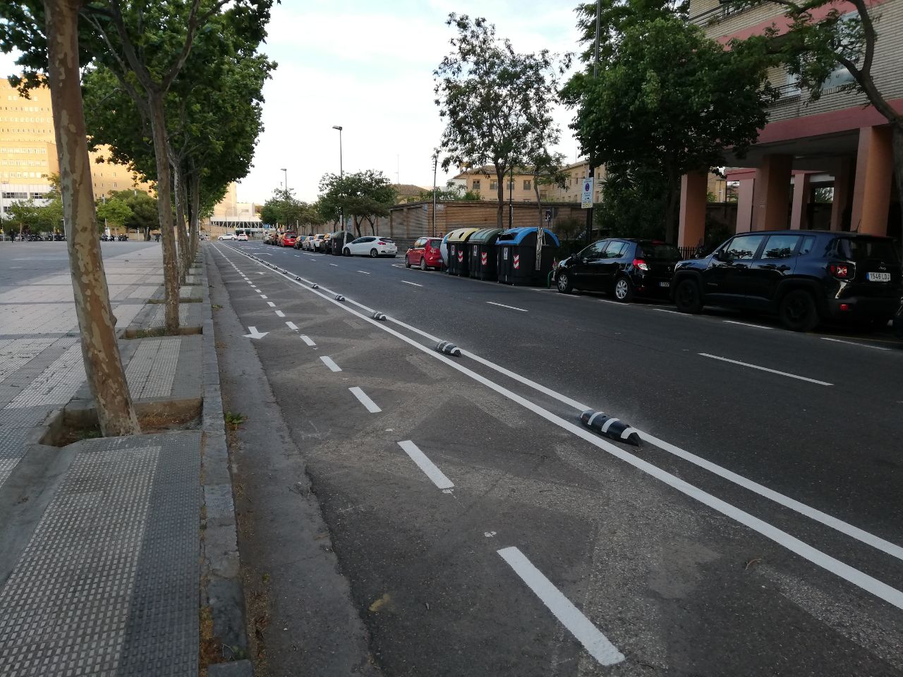 Nuevo tramo carril bici en calle Jerusalén, junto al campo de fútbol de La Romareda. 