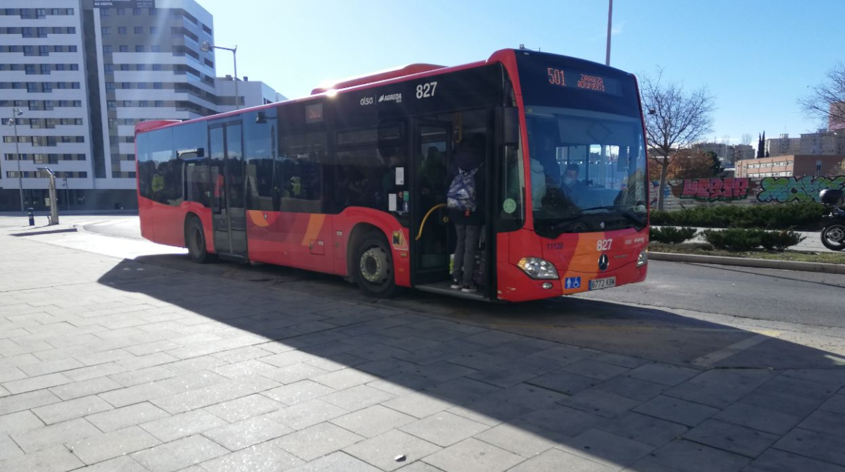 Línea de bus a PlaZa y el Aeropuerto, sin admitir a más viajeros en la Intermodal de Delicias. 