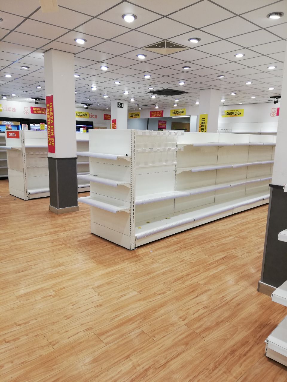 Supermercado de Dia casi sin género por liquidación. 