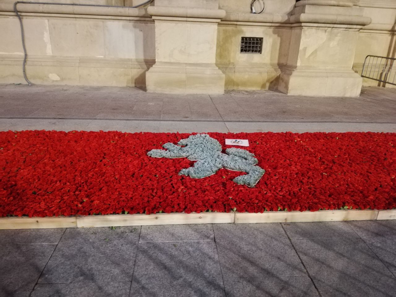 Bandera de Zaragoza, en la Plaza del Pilar. 